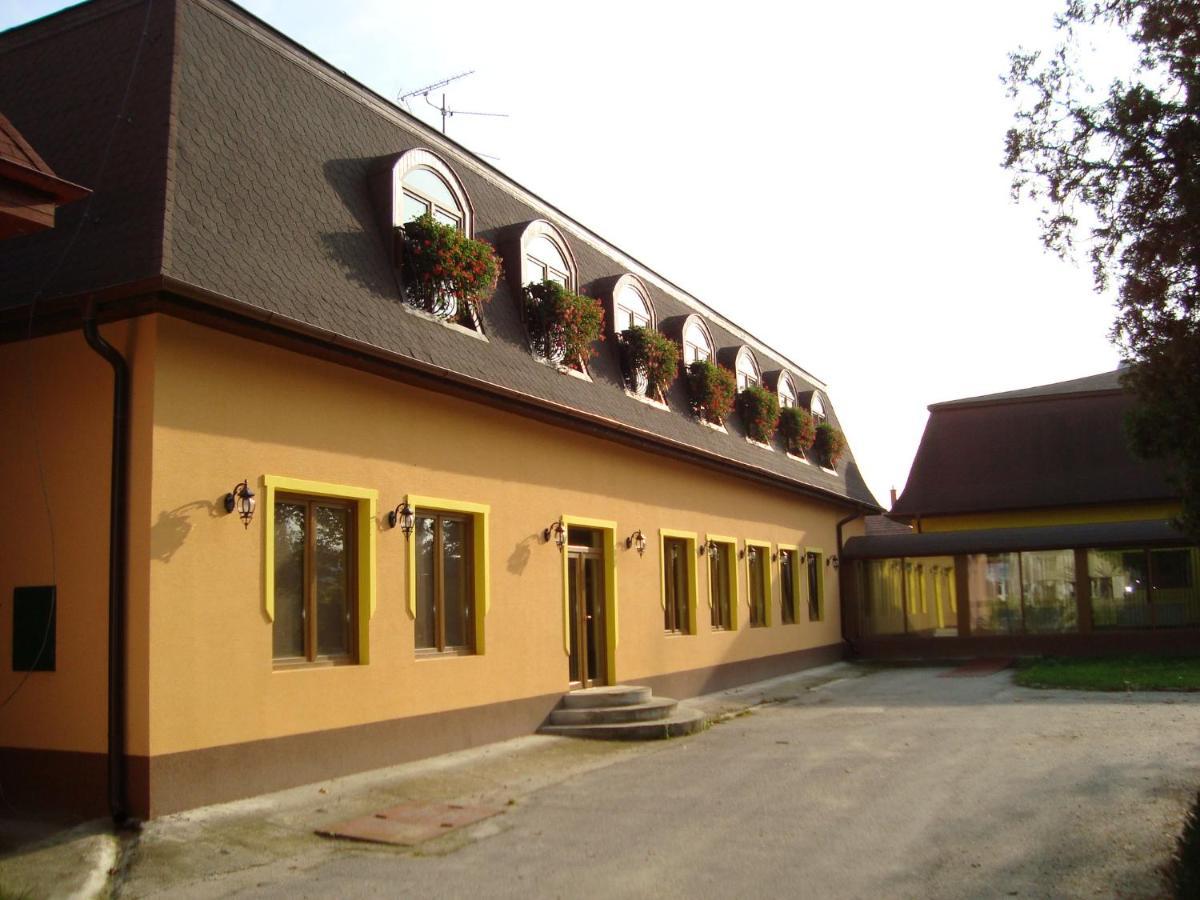 Hotel Dávid Velke Bosany Buitenkant foto