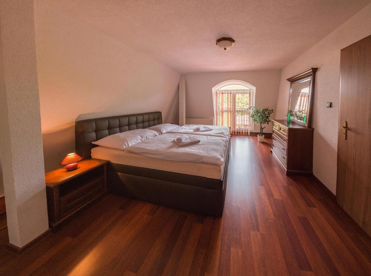 Hotel Dávid Velke Bosany Buitenkant foto